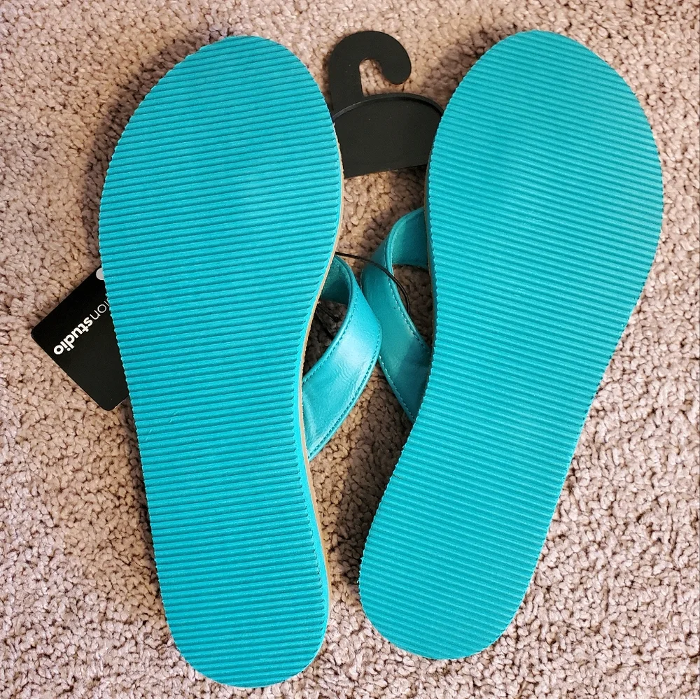 Envision Studios faux leather flip flops turquoise and brown size 9